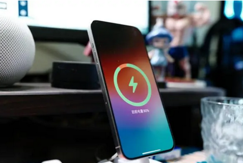 石屏苹果15换屏服务分享用什么充电器给iPhone15充电更好 